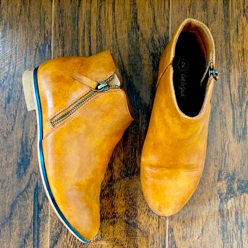 Cat & Jack girl booties-Tan